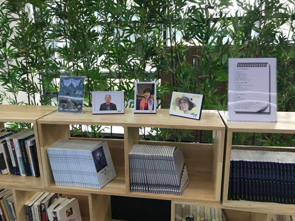 수지구청 1층 로비 북카페에 마련된 ‘이달의 지역 문인’ 코너