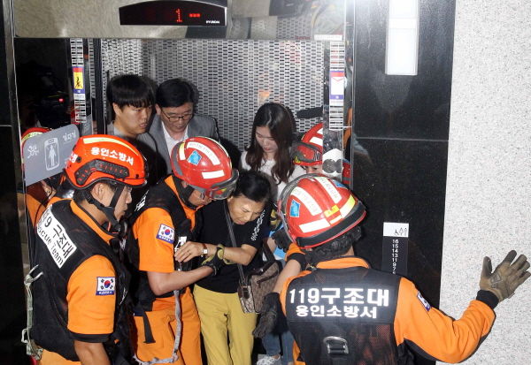 용인시는 승강기 사고나 고장 발생시 신속한 구조를 위해 24일 시 청사에서 ‘승강기 사고대응 합동훈련’을 했다.