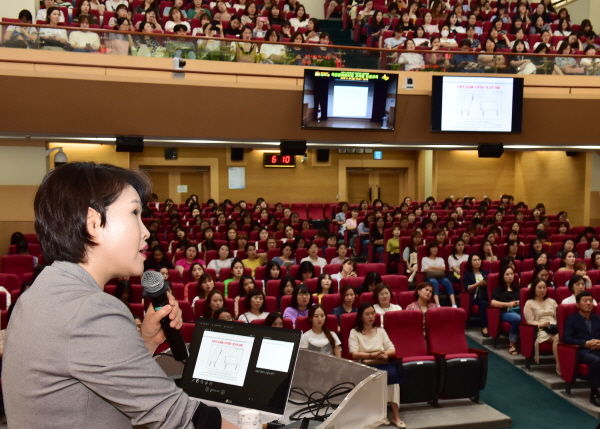 이미영 ㈜CnG교육코칭센터 대표가 ‘서로가 행복해지는 효과적인 소통역량’ 강연을 하고 있다.