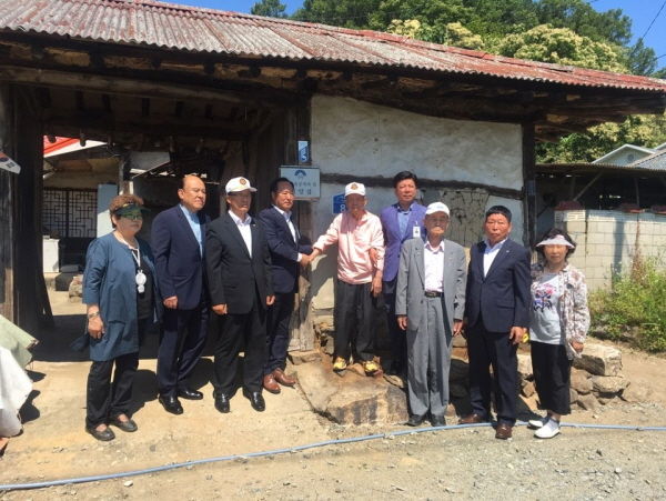 정동균 양평군수는 호국보훈의 달을 맞아 지난 24일 6?25전쟁 제69주년을 기념해 6?25참전 용사인 심양섭님 가정을 방문해 ‘국가유공자의 집’ 명패를 직접 달아드리고, 양평군민을 대표해 희생과 헌신에 존경과 감사의 마음을 전달했다.