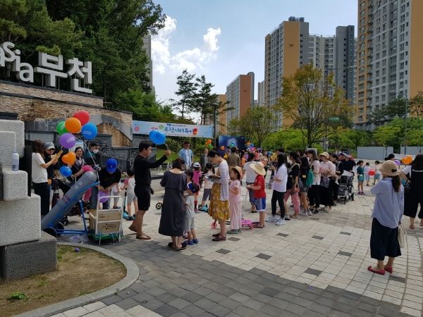 ‘영화제 가는 부천시티투어’ 사전홍보이벤트장을 찾은 시민들