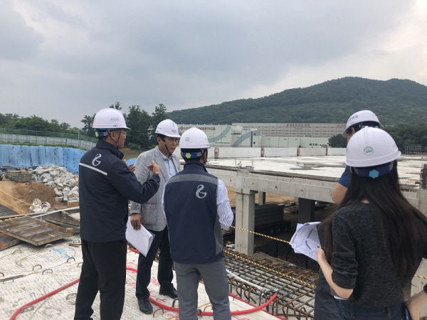 이천시는 여름철 자연재난 대책기간을 맞아 지난 18일부터 21일까지 장마철 집중폭우 및 폭염 등에 취약한 대형공사장 11개소에 대해 이천시, 이천시 안전관리자문단으로 구성된 민간합동점검반을 편성해 안전점검을 실시했다.