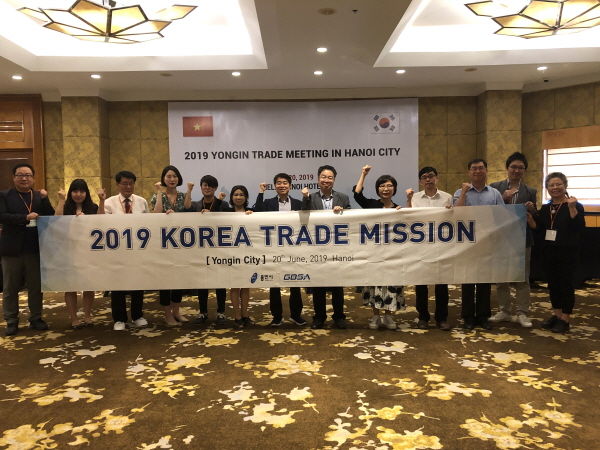 용인시는 지난 17일부터 22일 베트남 하노이와 호치민에 관내 유망 중소기업 9사를 시장개척단으로 파견해 450만달러 상당의 수출 상담실적을 거뒀다.