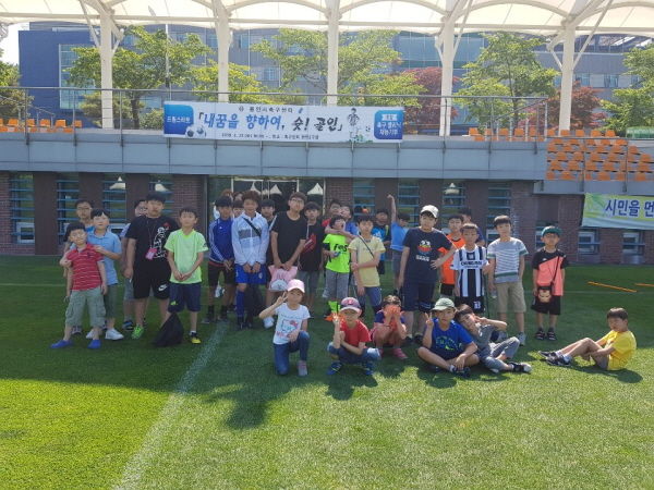 용인시는 25일 드림스타트 아동 35명을 대상으로 처인구 원삼면 용인축구센터에서 축구교실을 운영했다.