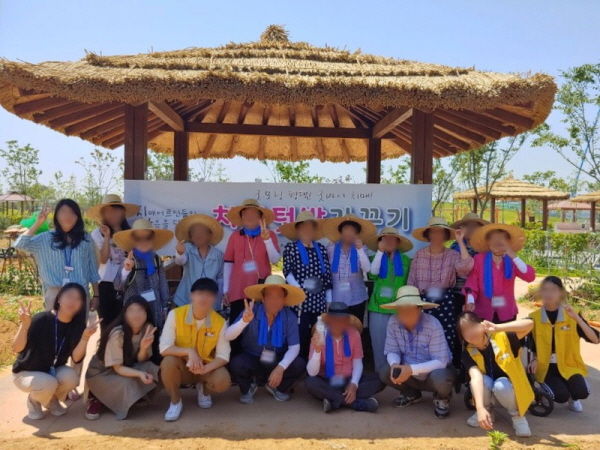 평택보건소 치매안심센터는 지난 24일 ‘기억새김쉼터’에 참여중인 경증 치매 어르신들과 함께 텃밭을 가꾸기 위해 평택농업기술센터 여름지 텃밭에 다녀왔다.