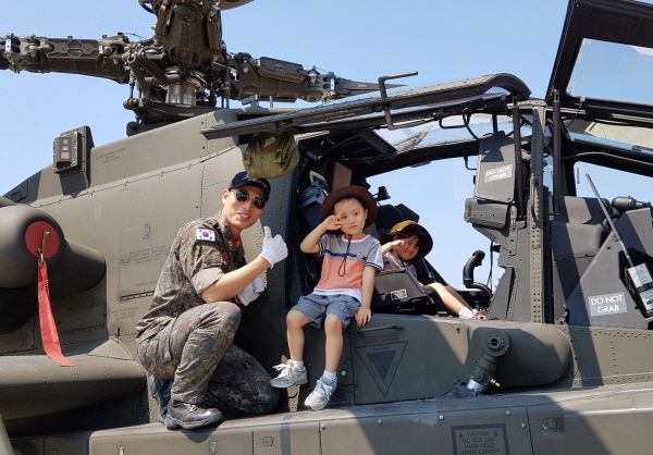 육군항공작전사령부는 25일, 호국보훈의 달과 6·25전쟁 69주년을 맞아 지역 내 참전용사들의 위국헌신에 감사의 마음을 표현하고, 국민들의 안보공감대를 확산하기 위해 부대개방행사를 진행했다.