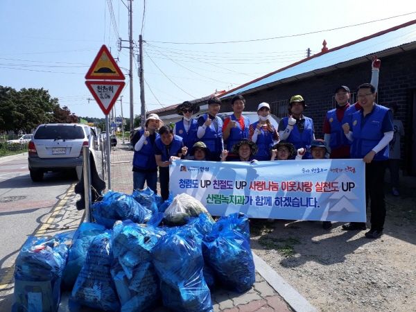 안성시 산림녹지과는 지난 22일 도움이 필요한 삼죽면 복지대상자 2가정을 찾아 ‘사랑나눔 이웃사랑’ 봉사활동을 실시했다.