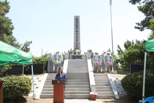 평택시는 25일 매봉산 반공청년운동 순국자 추모비에서 6.25전쟁 중 북한군의 침략에서 항거하며, 조국과 고향을 지키기 위해 목숨을 바친 반공청년열사 57인의 숭고한 뜻을 기리기 위한 추모제를 개최했다.
