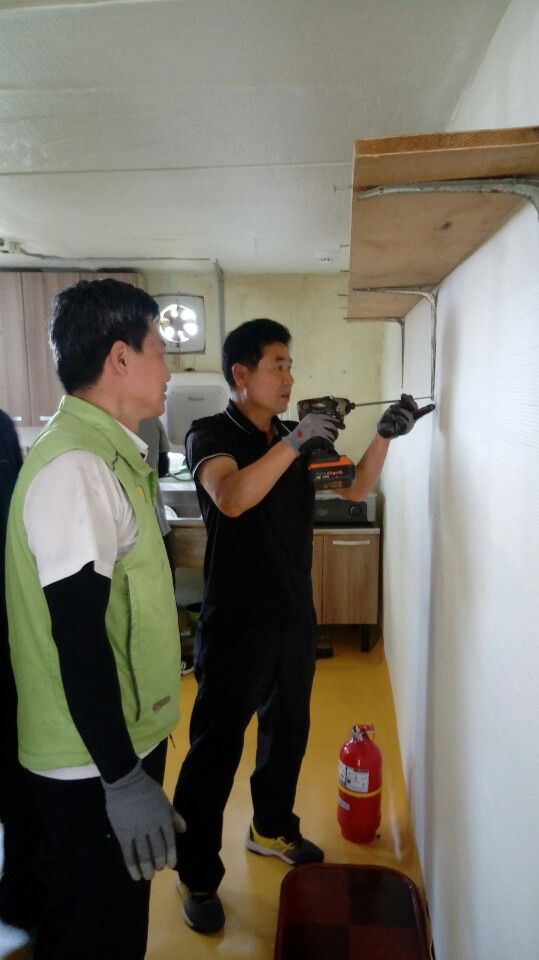 신둔면 ?취약가구 집수리 봉사활동” 실시