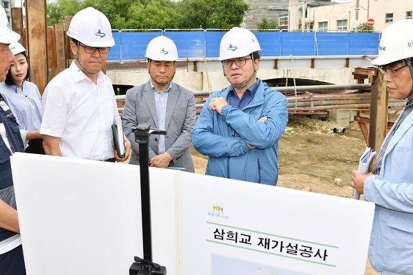 염태영 수원시장이 수원시·공사 관계자들과 함께 공사 현장을 점검하고 있다.