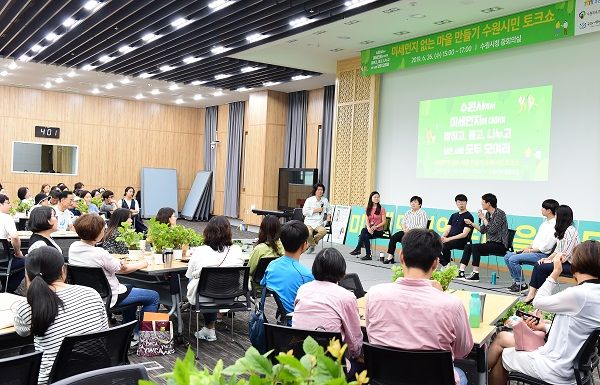 토크쇼에 패널로 참석한 한 시민이 의견을 말하고 있다.