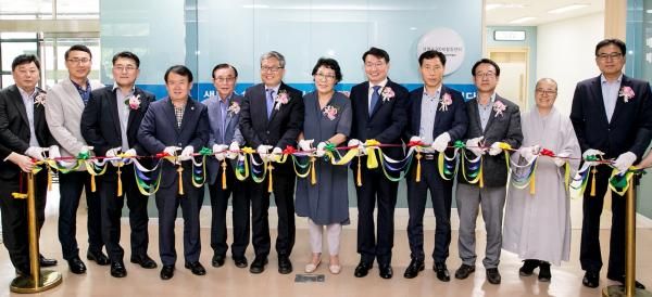 지난 6월 27일 권찬호 수원시 복지여성국장(오른쪽 네 번째)과 내외빈들이 ‘수원 생명숲 100세 힐링센터’ 개소식에서 테이프를 자르고 있다.