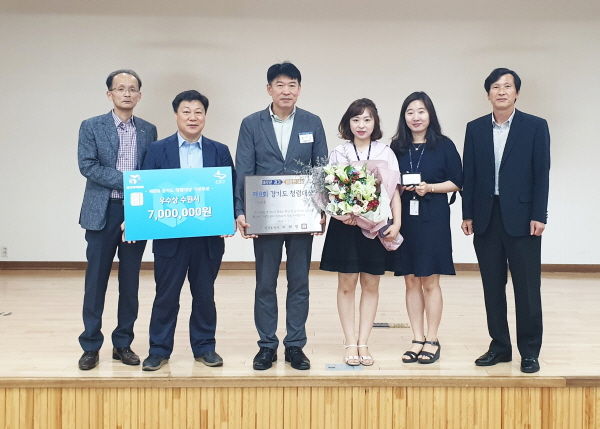 권진웅 수원시 감사관(왼쪽 세 번째), 남기민 조사팀장(왼쪽 첫 번째), 김영균 청렴팀장(왼쪽 두 번째)을 비롯한 수원시 공직자들이 시상식 후 다함께 기념촬영을 하고 있다