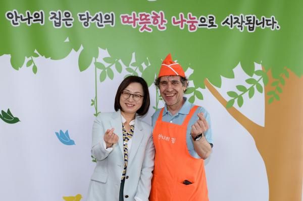 배식 봉사 후 은수미 성남시장(왼쪽)과 안나의 집 김하종 신부 기념사진