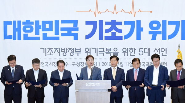 염태영 시장이 선언을 낭독하고 있다.