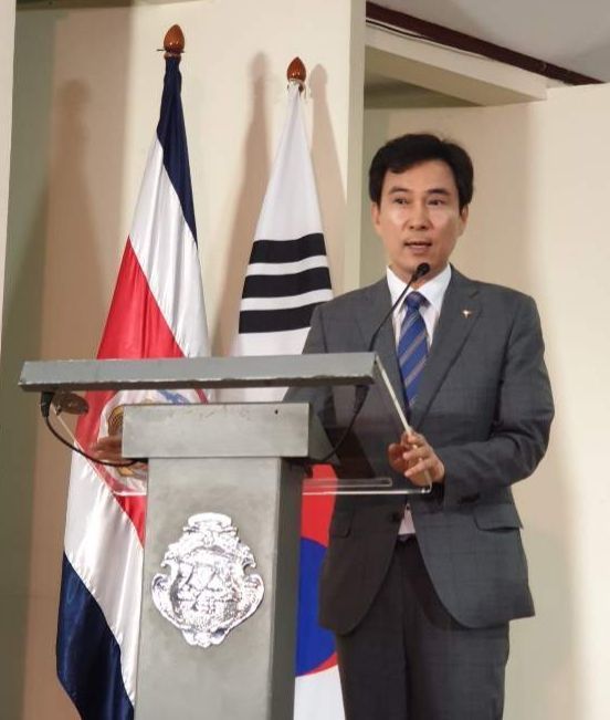 코스타리카 대통령궁 공식초청 행사에서 화성시를 소개하고 있는 서철모 화성시장