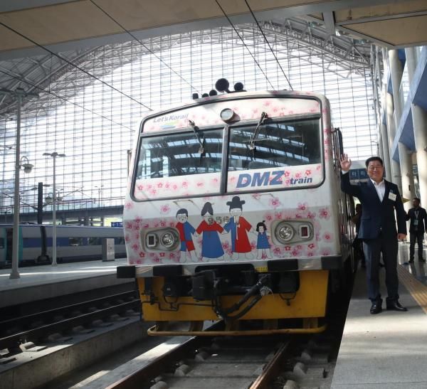 광명시가 5월14일 KTX광명역의 남북평화철도 출발역 지정을 기원하는 DMZ특별열차기행 행사를 가졌다