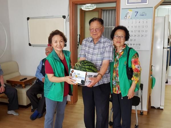 하남 신장1동 새마을부녀회, 관내 경로당 6개소에 수박 전달