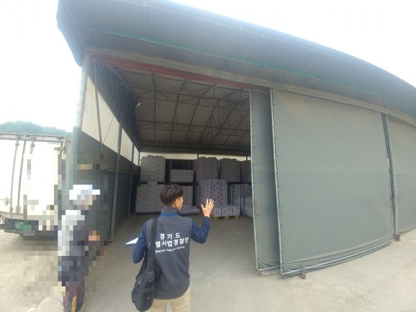 영업장 외 천막구조 가설건축물에 생산한 냉면육수 보관 중 단속적발 영업장 외 천막구조 가설건축물에 생산한 냉면육수 보관 중 단속적발