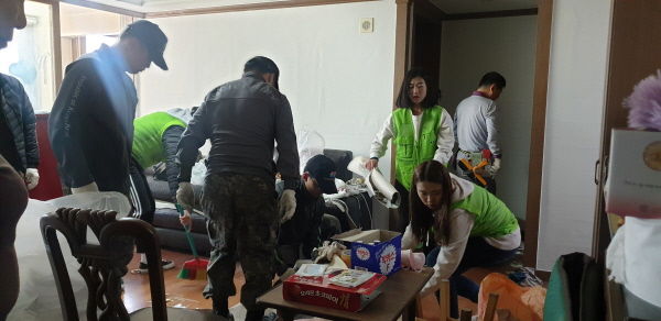 구리시의 민관군 합동 집수리 봉사 장면