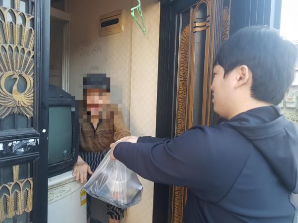 동두천시 명인만두, 중앙동 저소득층 10가구에 사랑의 도시락 전달