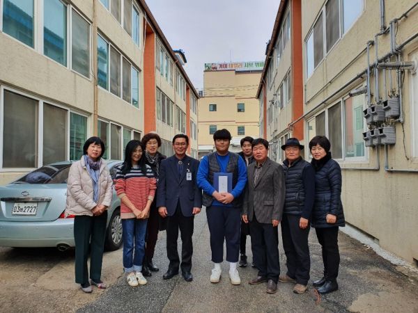 양평읍 지역사회보장협의체 위원장과 협의체 위원들은 13일 장학금 지원사업 ‘날개Dream' 장학금 전달을 실시했다.