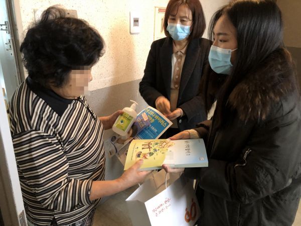 고양시 일산서구보건소 치매안심센터, 자체제작 인지재활 학습교재 ‘숨은기억찾기’ 쉼터 어르신들께 제공