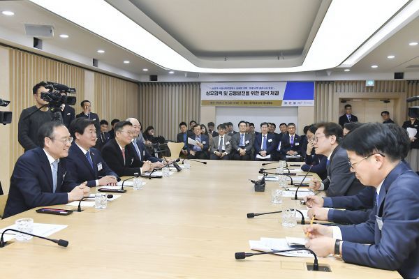 시흥시와 경기도, 서울대학교, 서울대학교병원, 서울대학교치과병원은 서울대 시흥스마트캠퍼스 글로벌 교육·의료 산학 클러스터 조성과 지역사회 발전 및 각 기관의 공동발전을 위해 상호 협력하기로 합의했다.