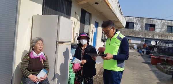 평내동 지역사회보장협의체, 거동불편 홀몸어르신 가정에 마스크 직접 전달