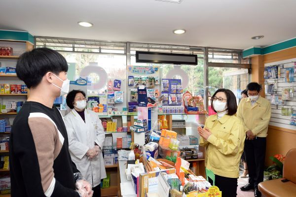 27일 은수미 성남시장이 공적마스크판매 약국 현장을 찾았다.