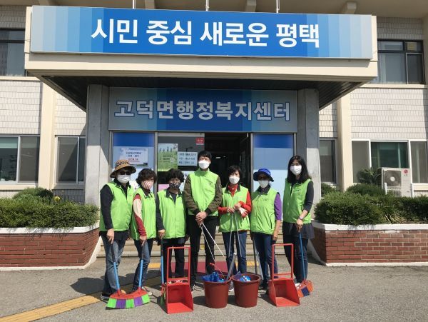 평택시 고덕면 지역사회보장협의체, 버스승강장 환경정비 활동 실시