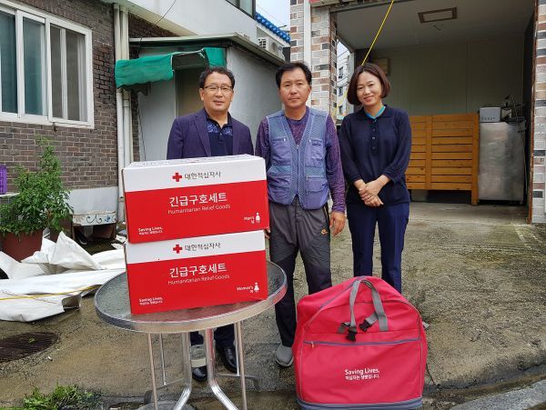 세교동행정복지센터, 화재피해주민에 구호물품 전달