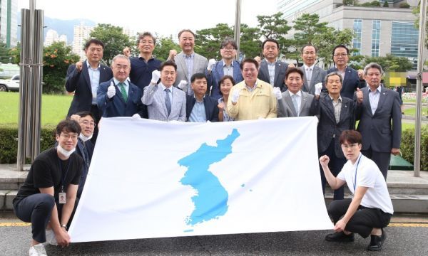안양시청에 남북화합의 상징‘한반도기’휘날리며.