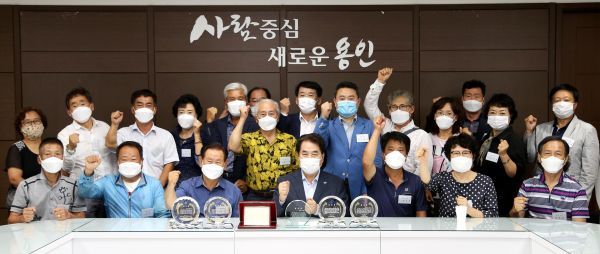 용인시 도시가스 공급 7개 마을 주민들 백군기 시장에 감사패