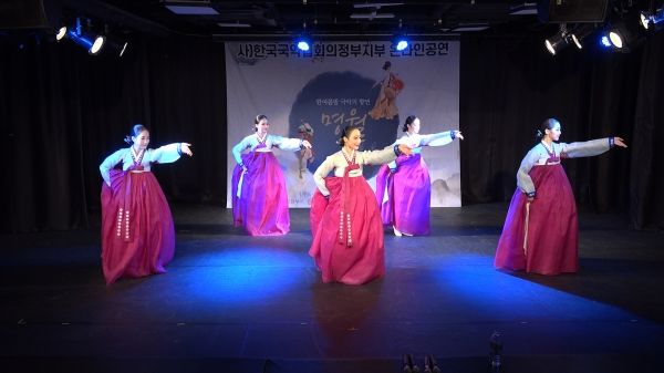 동초수건춤 공연장면