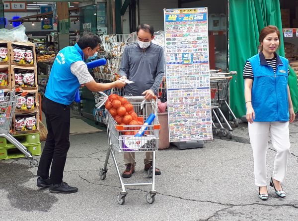 평택시 바르게살기운동 신평동위원회 태극기 나눠주기 행사 실시