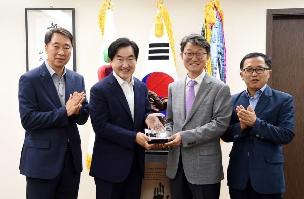 안병용 의정부시장 정호식 MBC콘텐츠총괄부사장에게 감사패 전달