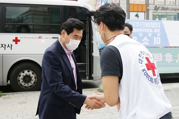 김상돈 의왕시장, 의왕청년회의소 헌혈캠페인 격려