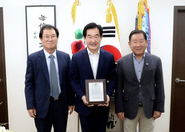 경기도 전직 시장·군수, 안병용 의정부시장에게 감사패 전달