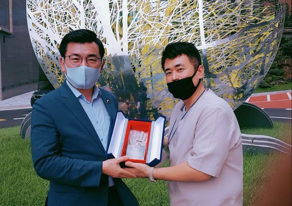 권재형 도의원, 신곡2동 e편한 세상 신곡포레스티뷰 아파트(1,773세대) 입주예정자 일동으로부터 광역버스 대중교통 해결에 대한 감사패 수여