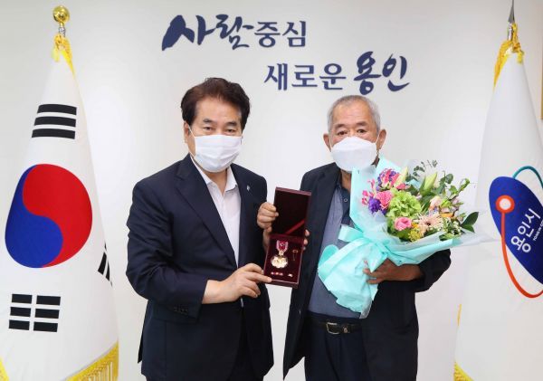 6.25전쟁 참전유공자 유족에 화랑무공훈장 전수