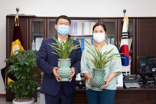 시흥시의회 의장단, 당선 축하 화분 기부 ‘선행’