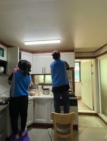 광주시 탄벌‧송정 주민자치위원회, 사례관리 대상 가정에 청소 봉사 및 가스레인지 기증