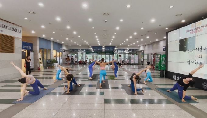 오산스포츠센터 깜짝이벤트 '요가 플래시몹' 개최