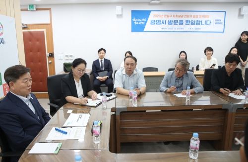 박승원 광명시장(사진 왼쪽 첫번째)이 지난 29일 오후 시청 영상회의실에서 은평구 자치분권활동가 양성과정 교육생들과 함께한 대담에서 자치분권에 대한 철학과 광명시의 우수 정책을 설명했다