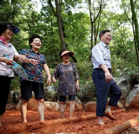 박승원 광명시장은 31일 구름산 산림욕장과 서독산 호봉골 황톳길에서 개최한 ‘생생 소통 현장’에서 시민들과 함께 황톳길을 걷고 대화를 나누며 황톳길 조성 계획을 소개했다.