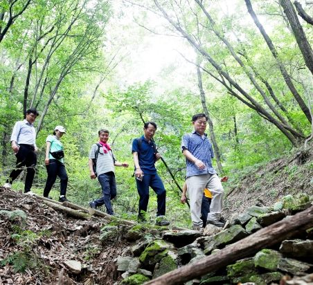 박승원 광명시장은 지난 10일 구름산에서 6번째 ‘생생소통현장’을 열고 안전한 등산로를 위한 현장 점검으로 진행했다.
