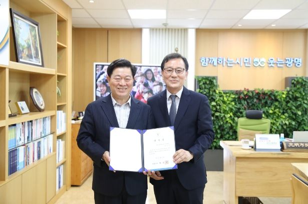 광명시(시장 박승원-사진 왼쪽)는 15일 오전 시장실에서 LH 서울지역본부 류동춘 전문위원(사진 오른쪽)을 ‘광명시 지역협력관’으로 위촉했다.