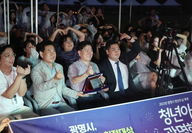 광명시는 지난 16일 광명시민체육관에서 제4회 청년의 날 축제 ‘청년아 광명해!’를 개최해 청년과 시민들이 함께 즐기며 성황리에 마쳤다