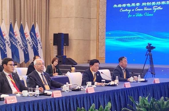 박승원 광명시장이 산둥성도인 지난시에서 열린 국제포럼에 참석해 광명시의 탄소중립 정책을 소개했다